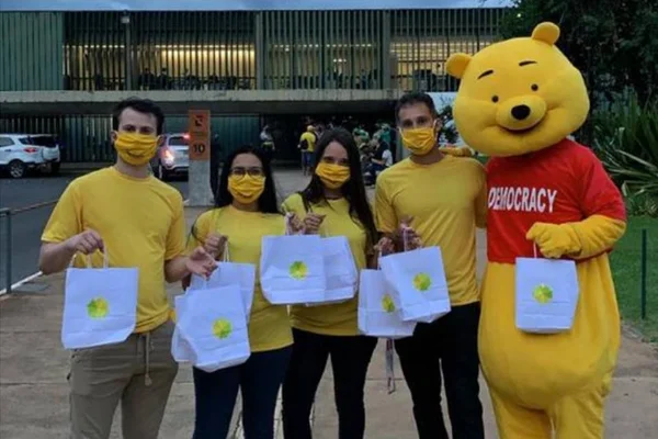 Ativistas fazem críticas à China e abordam congressistas em dia de eleição