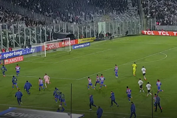 Foto colorida de confusão entre Fortaleza x Colo-Colo
