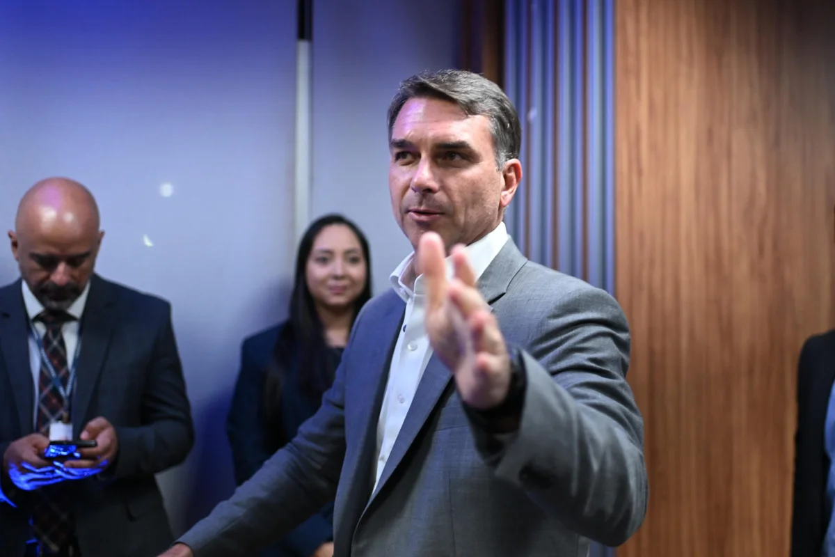 Republicanos oficializou apoio a Flávio Bolsonaro no 2º turno Republicanos oficializou apoio a Flávio Bolsonaro no 2º turno