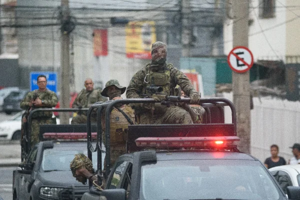 Foto colorida do Exército nas ruas do Rio de Janeiro