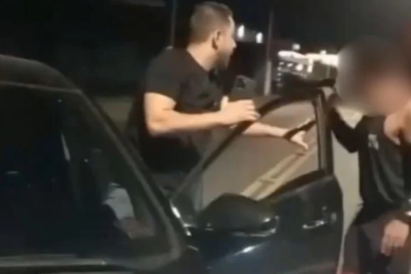 Foto colorida mostra momento em que testemunhas tentam impedir de advogado fugir do local de acidente.