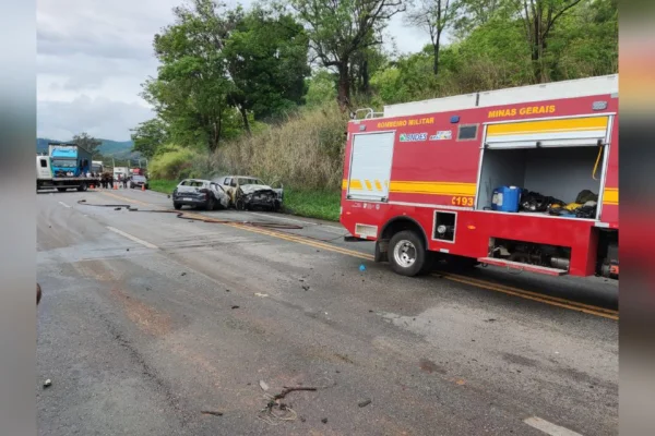 Mãe e filho de 2 anos morrem em acidente entre 4 veículos em Itaúna (MG) - destaque galeria Mãe e filho de 2 anos morrem em acidente entre 4 veículos em Itaúna (MG) - destaque galeria