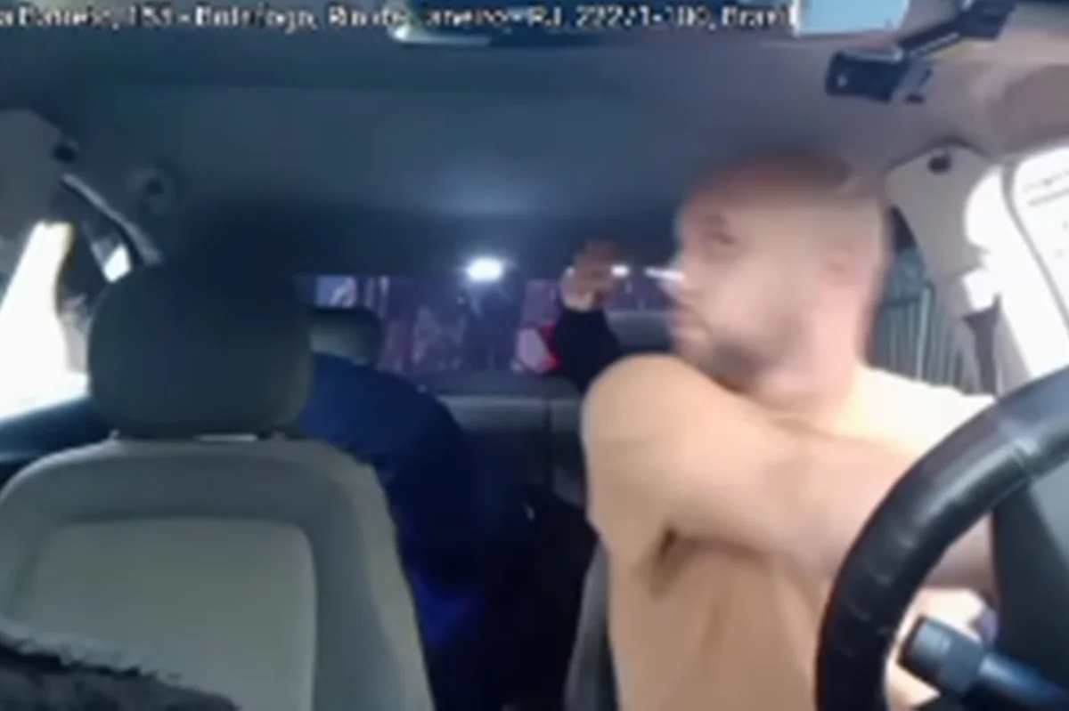 O cantor Rafael Galhardo compartilhou em seu Instagram o momento em que foi abordado por um assaltante O cantor Rafael Galhardo compartilhou em seu Instagram o momento em que foi abordado por um assaltante