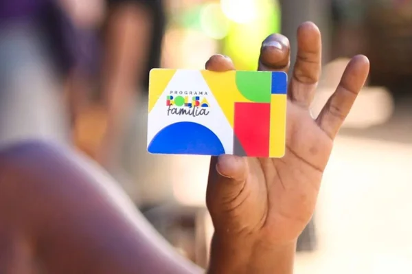 Imagem colorida de cartão do Bolsa Família CadÚnico - Metrópoles