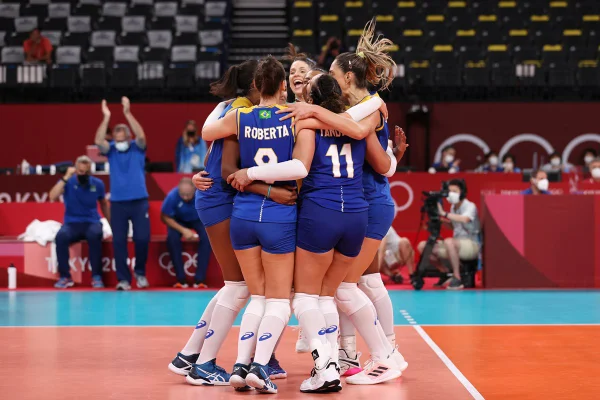 Seleção feminina de vôlei oscila, mas bate forte Sérvia e lidera grupo em Tóquio