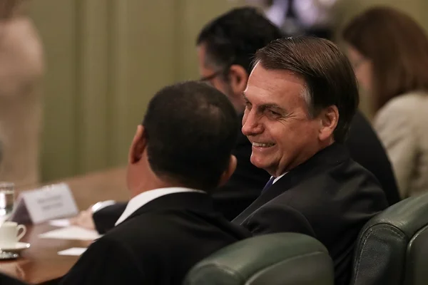 Bolsonaro condecora Mourão e faz homenagem a ministros e filhos