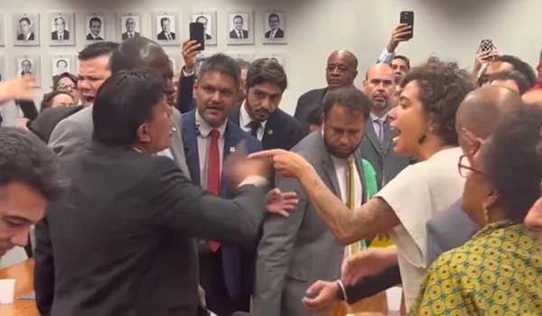 Confusão na Câmara dos Deputados - Metrópoles