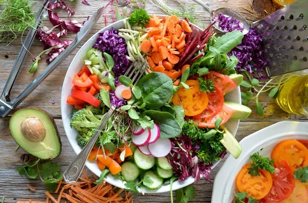 9 receitas de saladas diferentes para trazer saúde e frescor à mesa