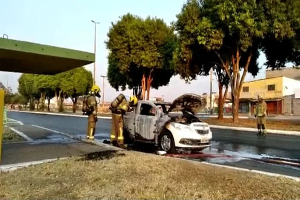 Veículo pega fogo e fica totalmente destruído em via do DF