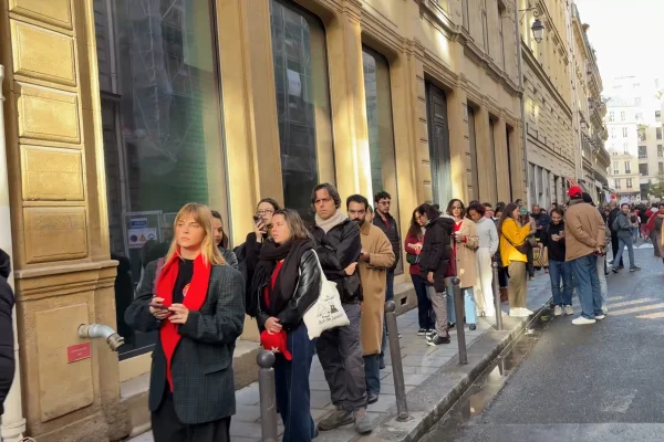 Imagem mostra fila de eleitores esperando apra votar em Paris