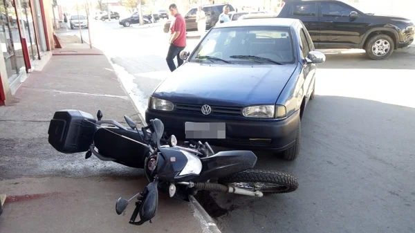 Vídeo: carro “fantasma” atravessa rua e atropela motocicleta no DF