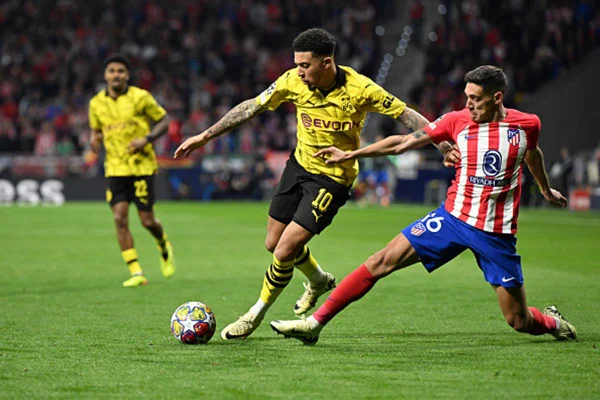 Imagem de colorida de jogadores do Borussia Dortmund e Atlético de Madrid