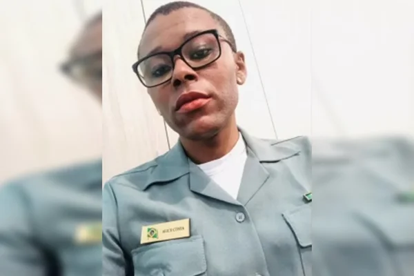 Alice Costa, militar trans, foi afastada da Marinha