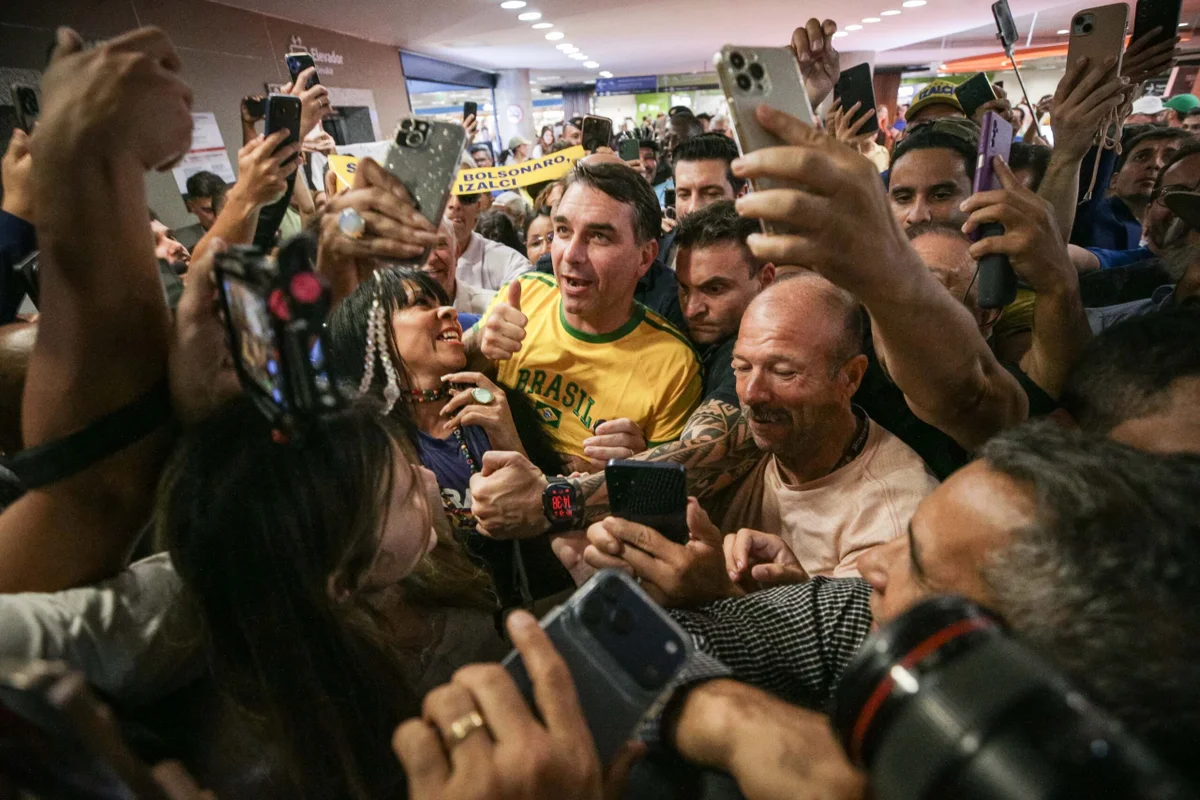 Após ida aos EUA, Flávio Bolsonaro chega ao DF. Apoiadores o recebem - imagem 4 Após ida aos EUA, Flávio Bolsonaro chega ao DF. Apoiadores o recebem - imagem 4