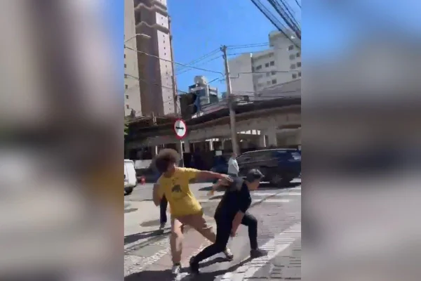 Imagem colorida mostra deputado estadual Renato Freitas (PT) brigando na rua com um homem - Metrópoles