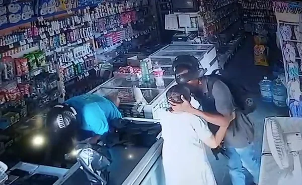 Durante assalto, bandido beija cabeça de idosa para acalmá-la