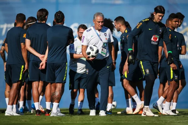 Tite deve seguir, mas terá de assimilar erros para ter sucesso em 2022