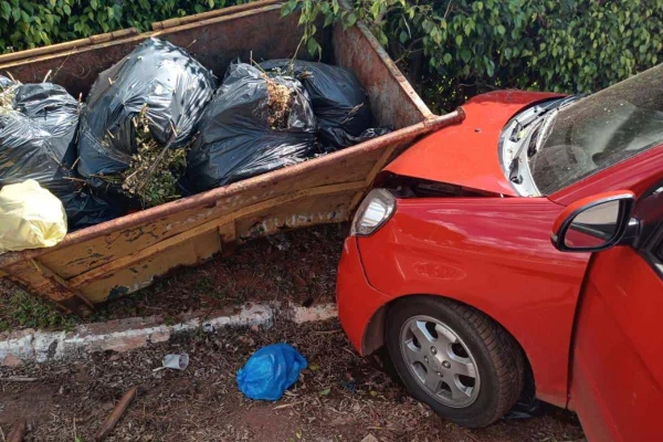 Adolescente bêbada bate carro em caçamba e é levada à delegacia no DF