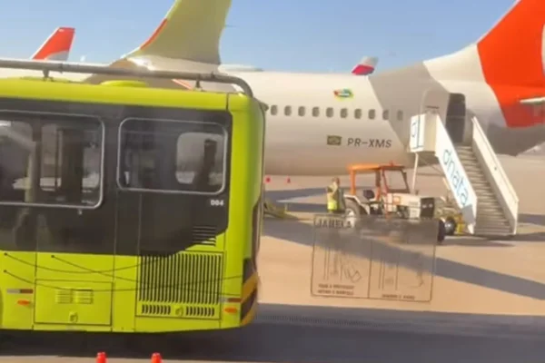 Ônibus atinge asa de avião durante embarque no Aeroporto de Guarulhos