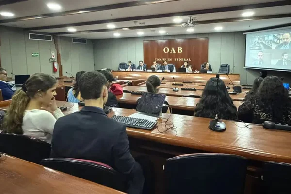 Imagem colorida de julgamento na OAB