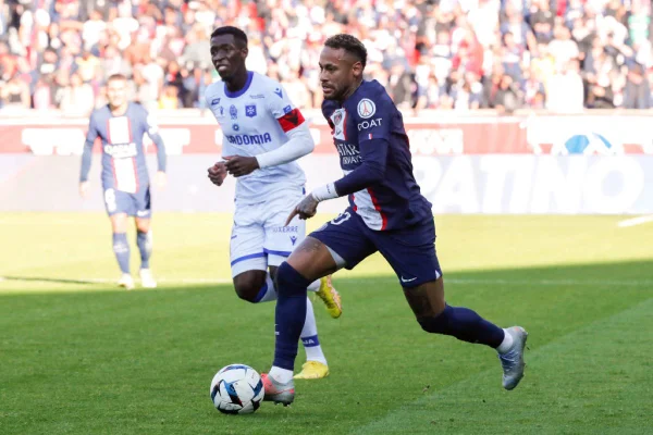 Com Neymar “caçado” em campo, líder PSG goleia no Campeonato Francês