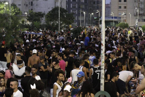 multidão concentra-se na praça roosevelt no segundo dia de carnaval, em são paulo