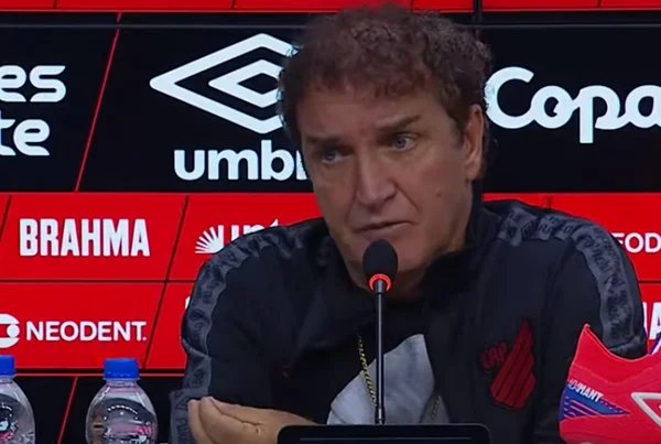 Imagem colorida de Cuca em entrevista coletiva - Metrópoles