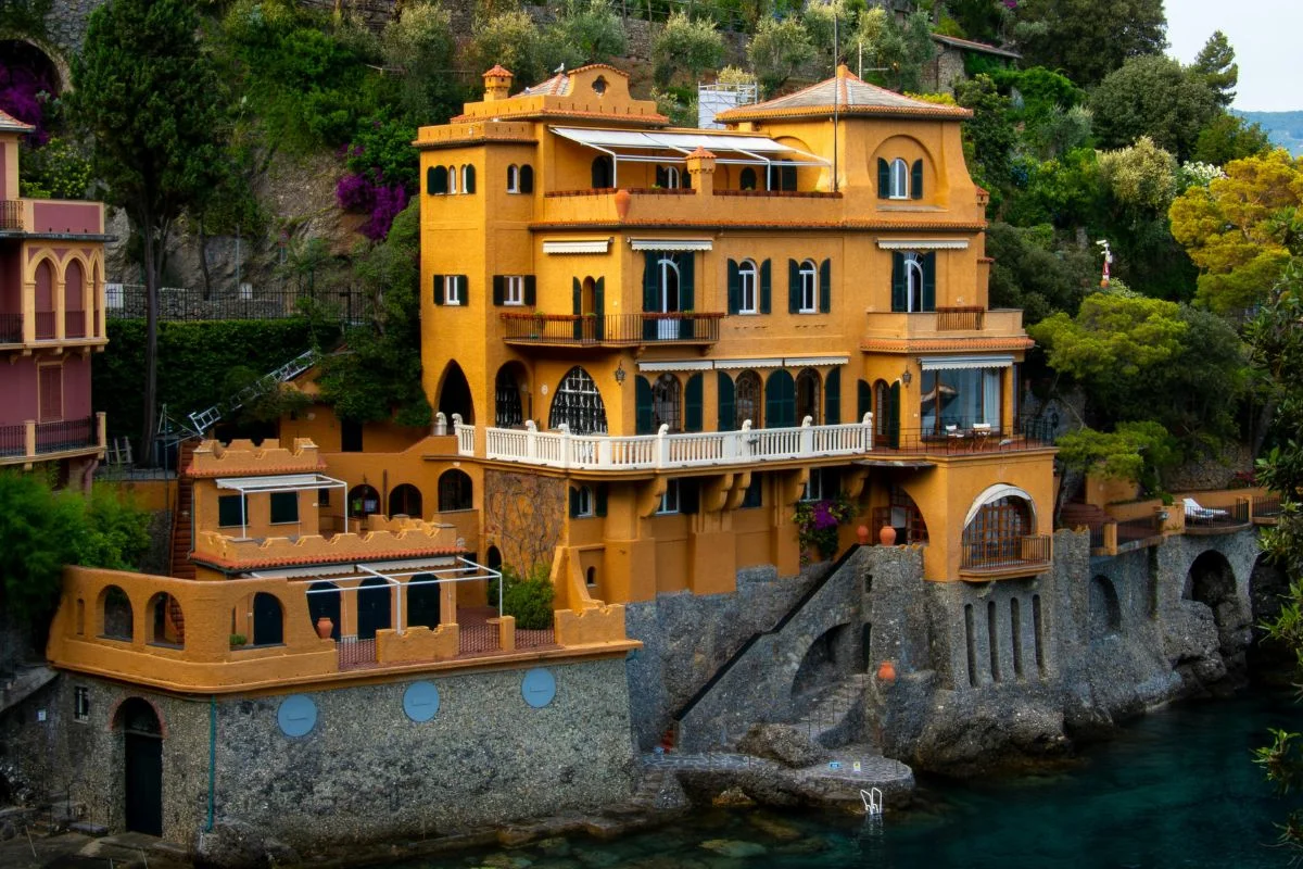 Vila amarela à beira-mar, localizada em Portofino, na costa da Ligúria, na Itália Vila amarela à beira-mar, localizada em Portofino, na costa da Ligúria, na Itália