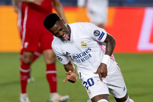 Vinicius Jr comemora gol contra Liverpool