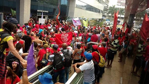 Manifestantes do MTST protestam no Ministério das Cidades