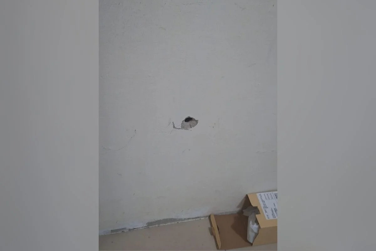 Buraco na parede causado por disparo de arma de fogo. Buraco na parede causado por disparo de arma de fogo.