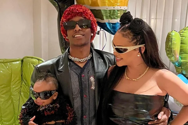 Na imagem com cor, foto do A$AP ROCKY e Rihanna com os filhos - metrópoles