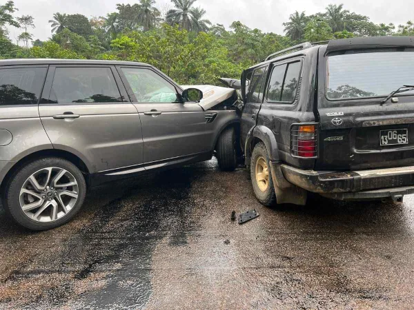 Carro de goleiro do Ajax fica destruído após acidente. Veja imagens