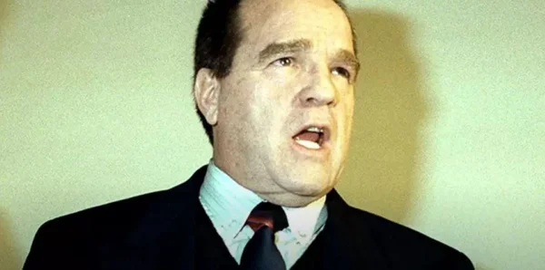 Imagem colorida mostra o empresário Ivo Noal, um homem branco, de cabelo preto, terno preto, camisa branca e gravata azul marinho - Metrópoles