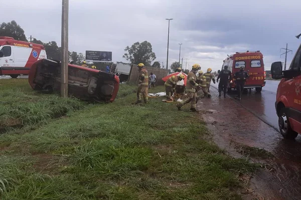 Duas pessoas ficam feridas em acidente com caminhão na BR-020