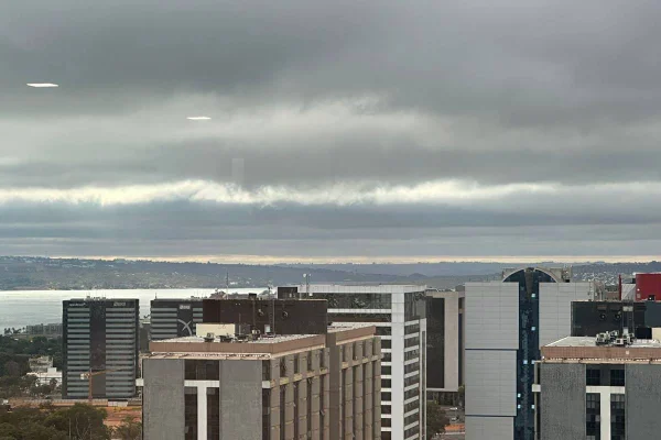 Foto colorida de neu nublado na região central de Brasília
