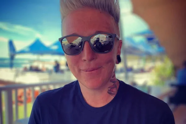 Imagem colorida de Mynie Steffens, apresentadora morta em acidente de helicóptero - Metrópoles