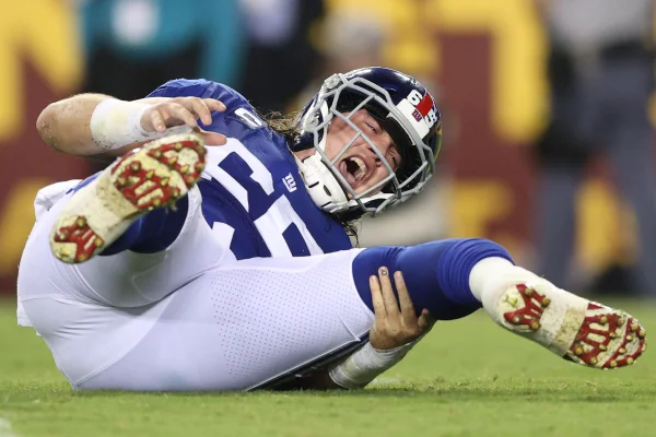 Jogador fratura a perna em jogo da NFL: “Partiu ao meio”. Veja o lance