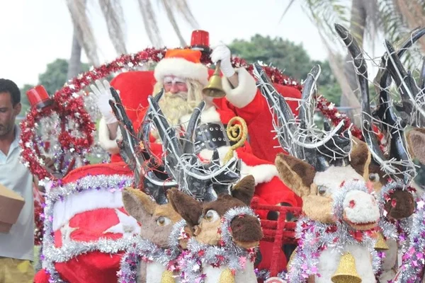 Papai Noel leva pedradas de crianças porque ficou sem balas
