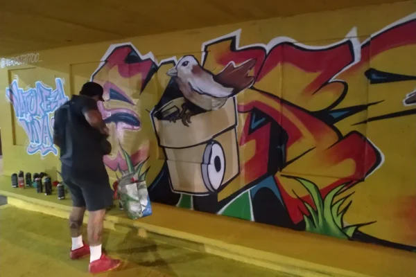 parada de ônibus grafitada