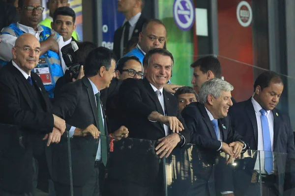 COL vê como normal presença de Bolsonaro em campo
