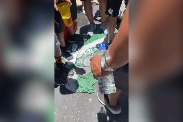 Torcedores do Flamengo pisam em bandeira do Palmeiras