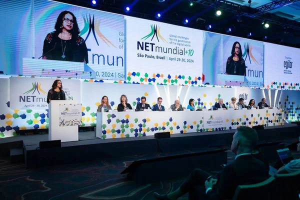 Foto colorida da ministra Luciana Santos - Metrópoles