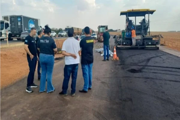 Imagem colorida, Três trabalhadores morrem esmagados por rolo compressor em obra no MT- Metrópoles
