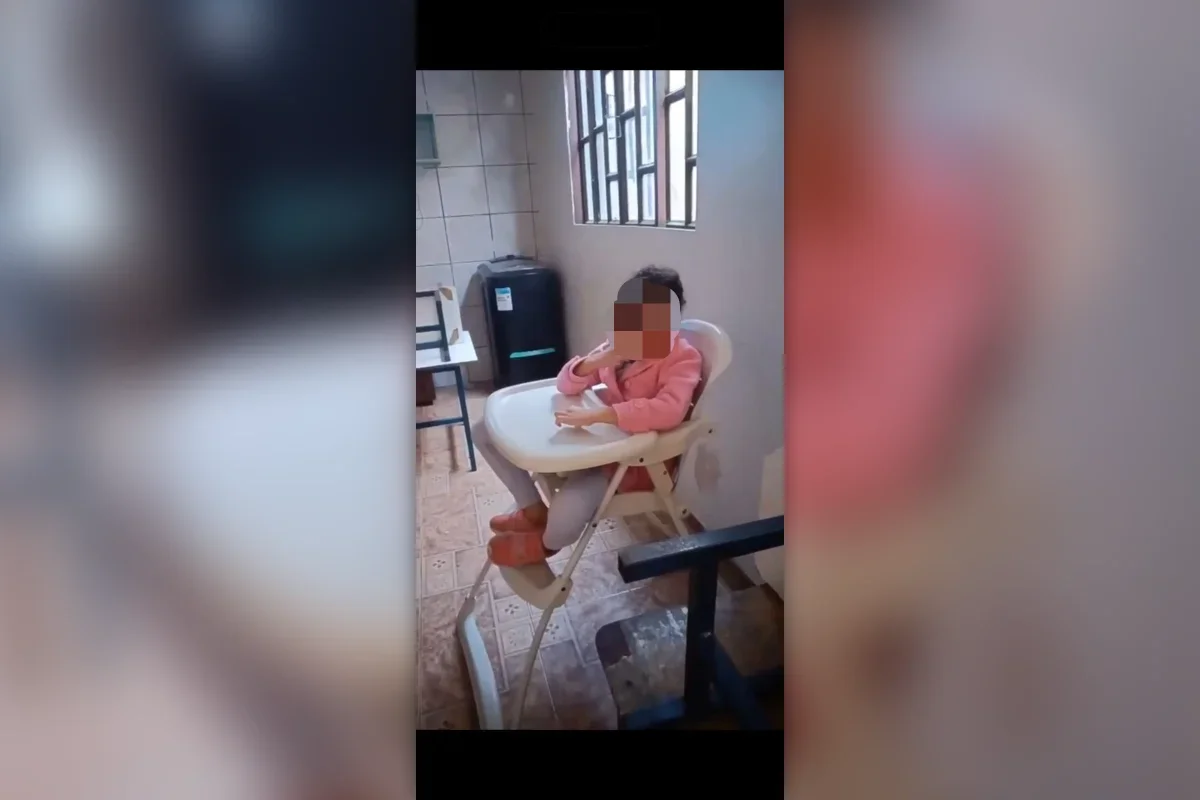 Segundo a mãe, a menina permanecia das 11h30, horário que ela chegava na creche, até as 19h, presa em uma cadeirinha infantil de alimentação, com a mesma fralda, sem poder sair para correr e brincar com as outras crianças Segundo a mãe, a menina permanecia das 11h30, horário que ela chegava na creche, até as 19h, presa em uma cadeirinha infantil de alimentação, com a mesma fralda, sem poder sair para correr e brincar com as outras crianças