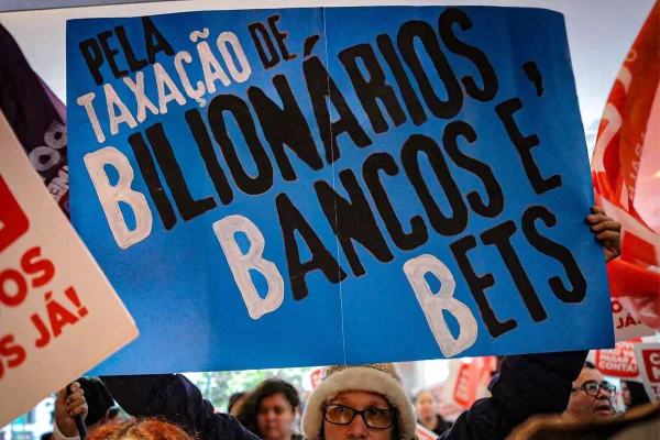 Protesto sede itaú - metrópoles