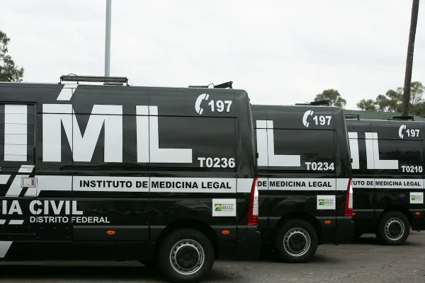 Imagem colorida de viaturas do Instituto Médico Legal do Distrito Federal