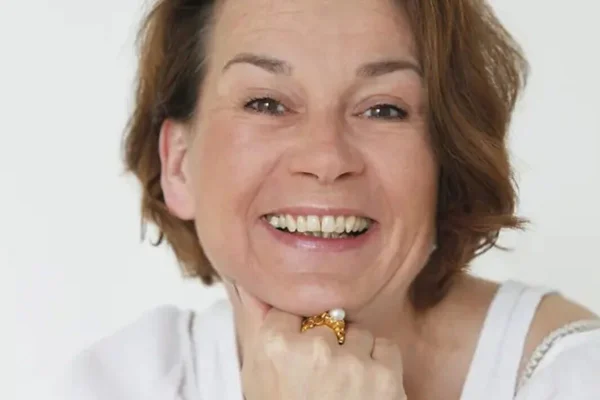 Foto colorida de Alexandra Fröhlich, escritora best-seller - Metrópoles