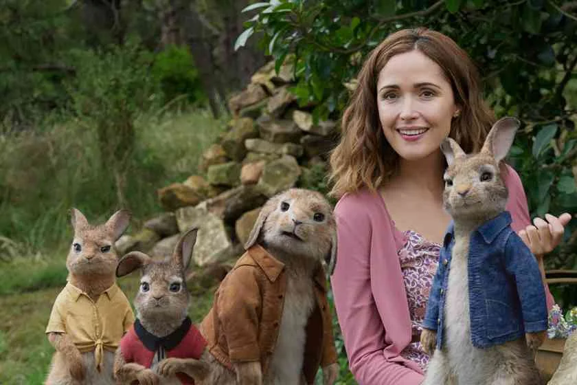 <b>Pedro Coelho.</b> Pedro Coelho é uma lebre rebelde que apronta de tudo e mais um pouco no quintal e até dentro da casa do Mr. McGregor (Domhnall Gleeson), com quem trava uma dura batalha pelo carinho de Bea (Rose Byrne) <b>Pedro Coelho.</b> Pedro Coelho é uma lebre rebelde que apronta de tudo e mais um pouco no quintal e até dentro da casa do Mr. McGregor (Domhnall Gleeson), com quem trava uma dura batalha pelo carinho de Bea (Rose Byrne)