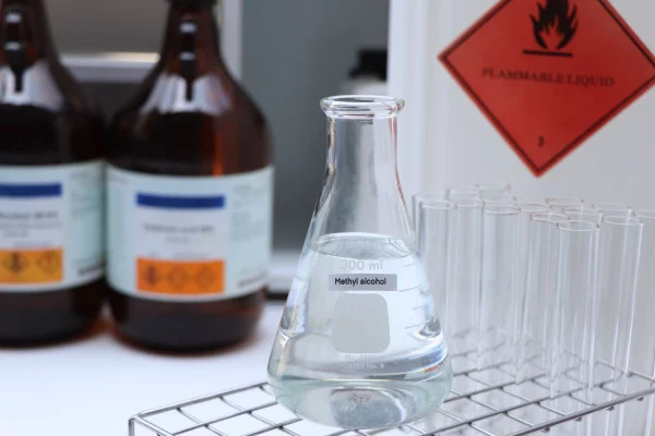 Foto colorida de metanol em laboratório - Metrópoles
